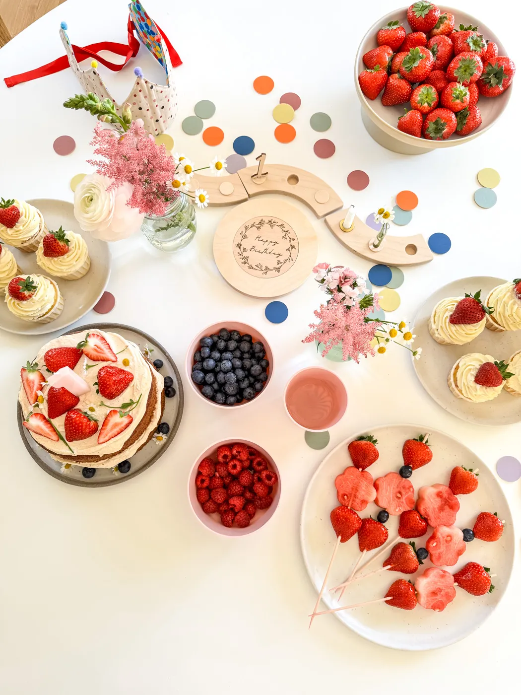 Eine Kuchenschicht mit einer Füllung aus Erdbeerpüree