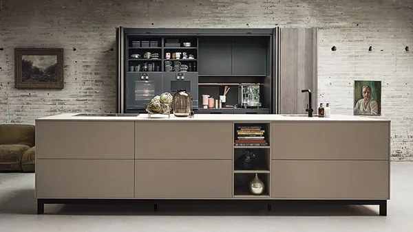 Eine moderne Küche mit Kochinsel in Saharabeige und Eichenfronten