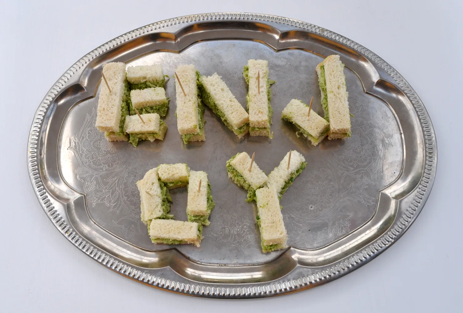 Eine Nahaufnahme der fertigen Pesto-Hähnchensalat-Sandwiches, die ordentlich gestapelt sind