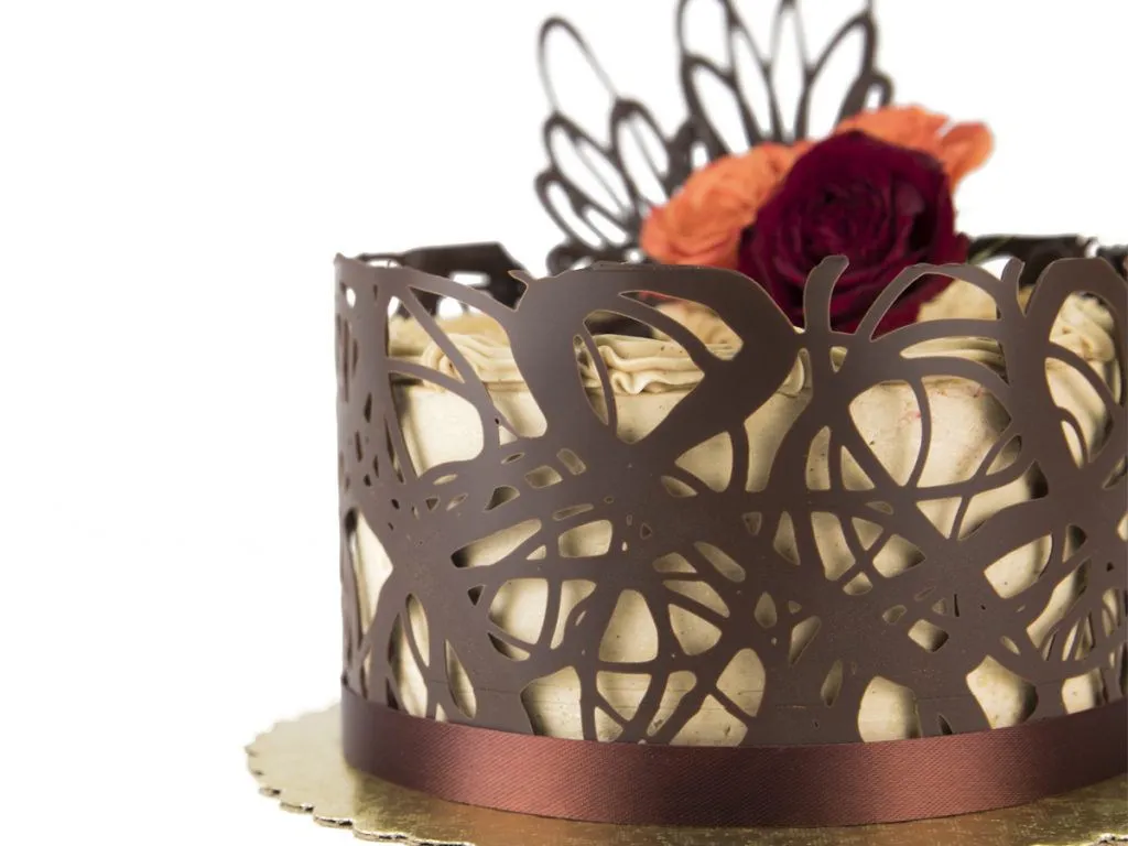 Eine reichhaltig dekorierte Schokoladentorte