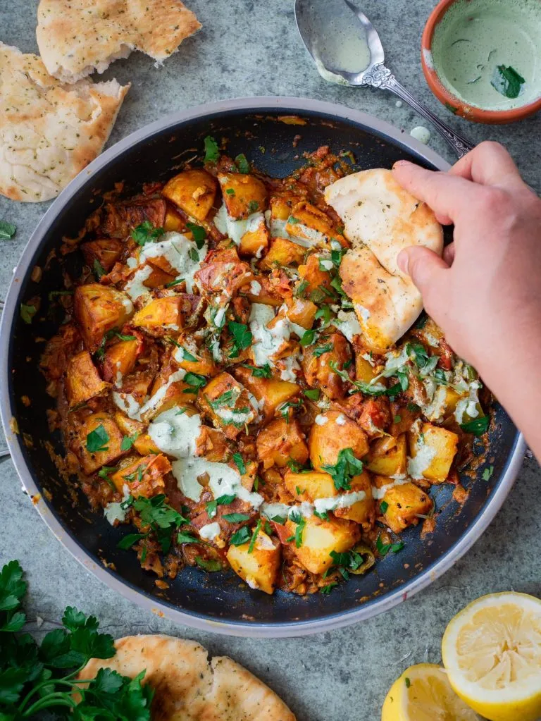 Eine Schüssel Aloo Masala, ein indisches Kartoffel-Curry