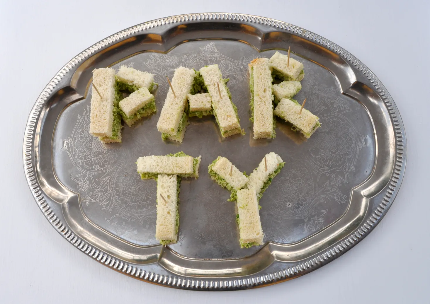 Eine weitere Aufnahme der Pesto-Hähnchensalat-Sandwiches, die auf einem Teller angerichtet sind