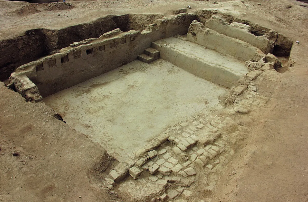 Einer der zahllosen Innenhöfe der Huaca La Capilla (E1) mit einer zentralen Bühne oben und dekorativ angeordneten Fenstern in der Seitenwand.