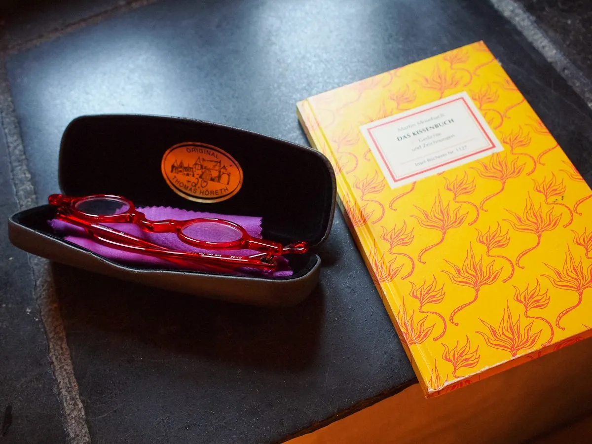 Einladende Badewanne und klassische Armaturen im stilvollen Badezimmer