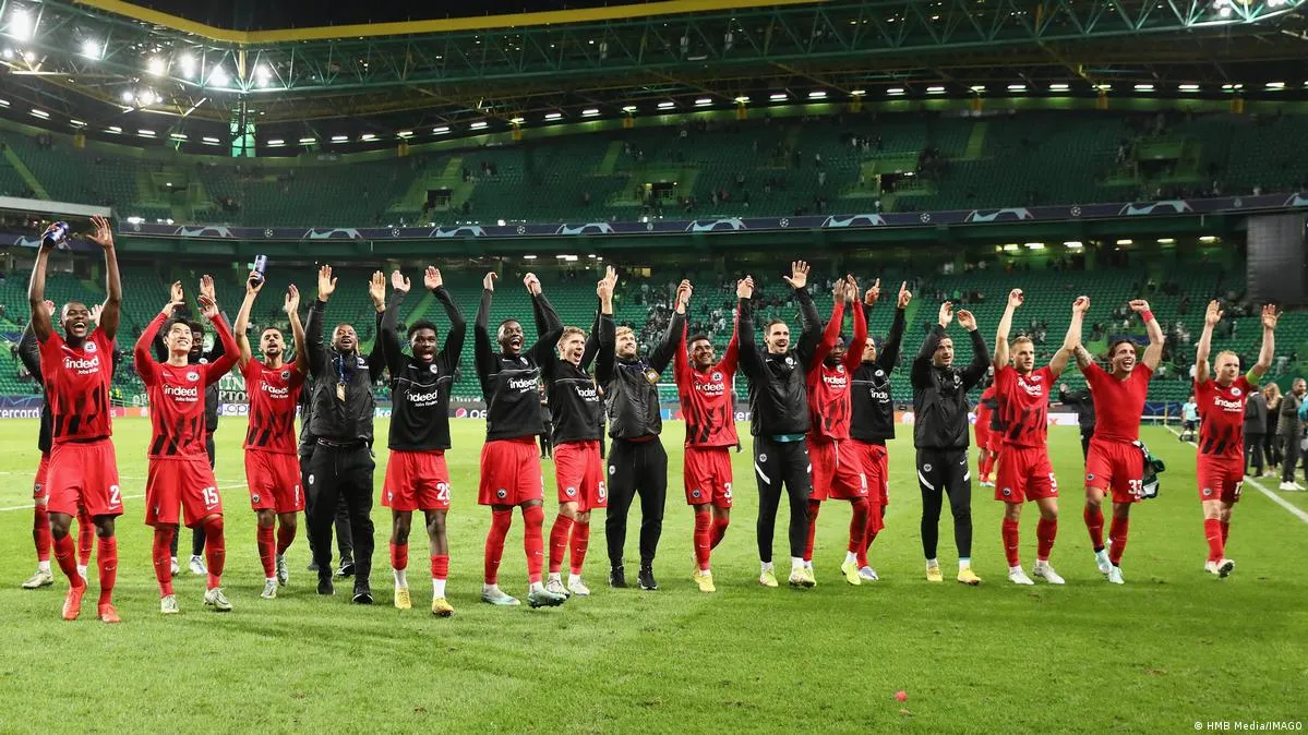 Eintracht Frankfurt feiert den Einzug ins Achtelfinale der Champions League