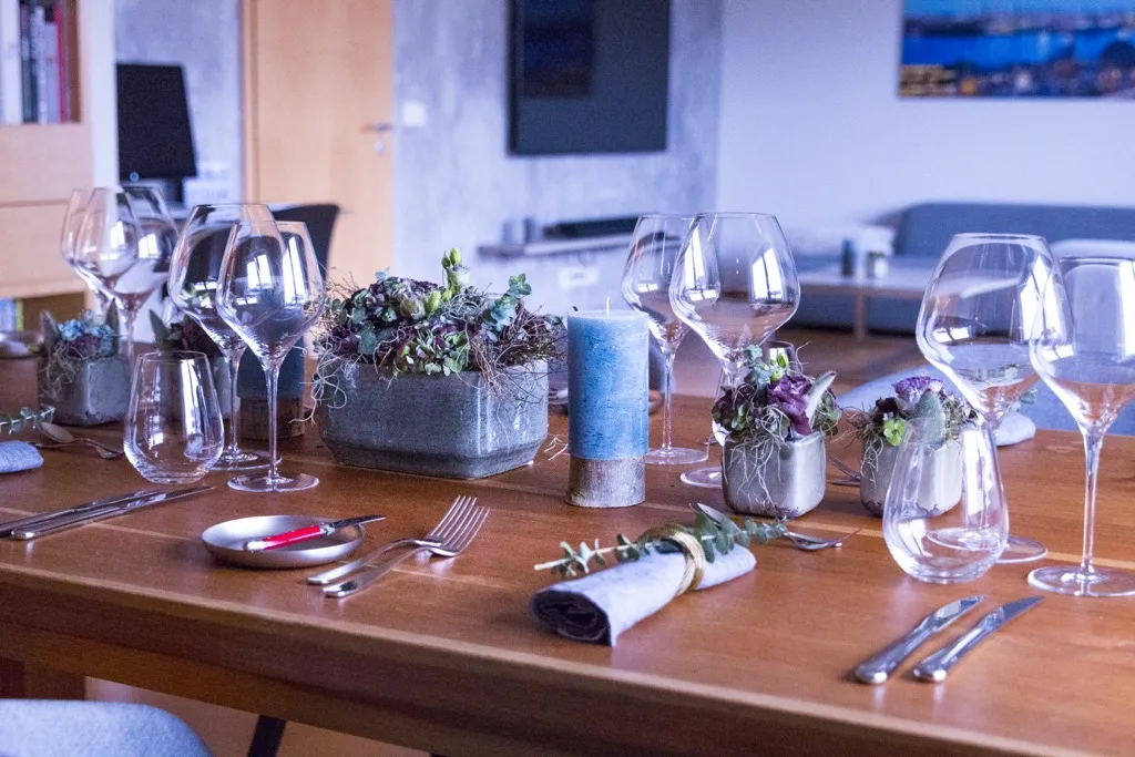 Elegante Tischdekoration für ein festliches Dinner
