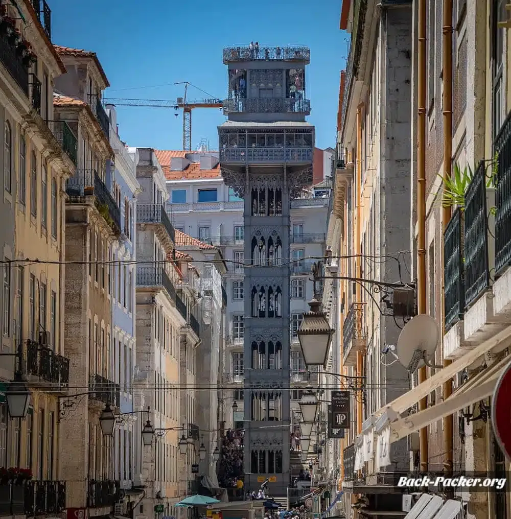 Elevador de Santa Justa, Blick von unten mit langer Schlange.