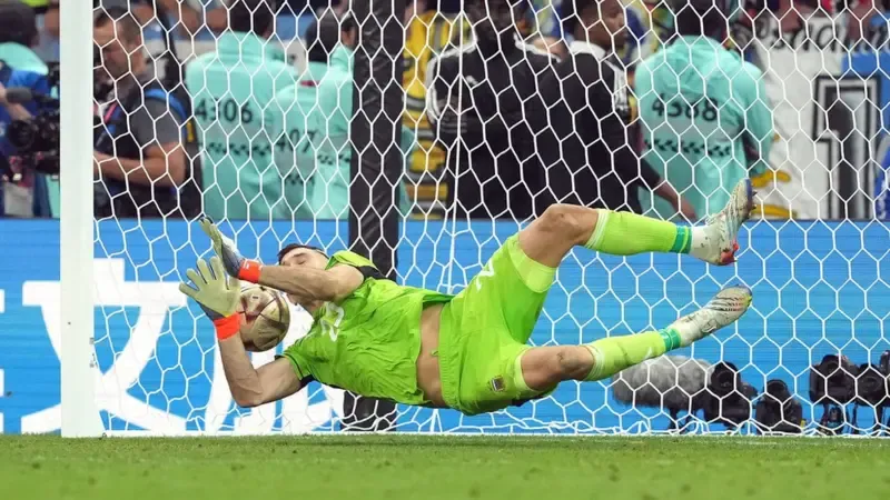 Emiliano Martínez pariert einen Elfmeter.