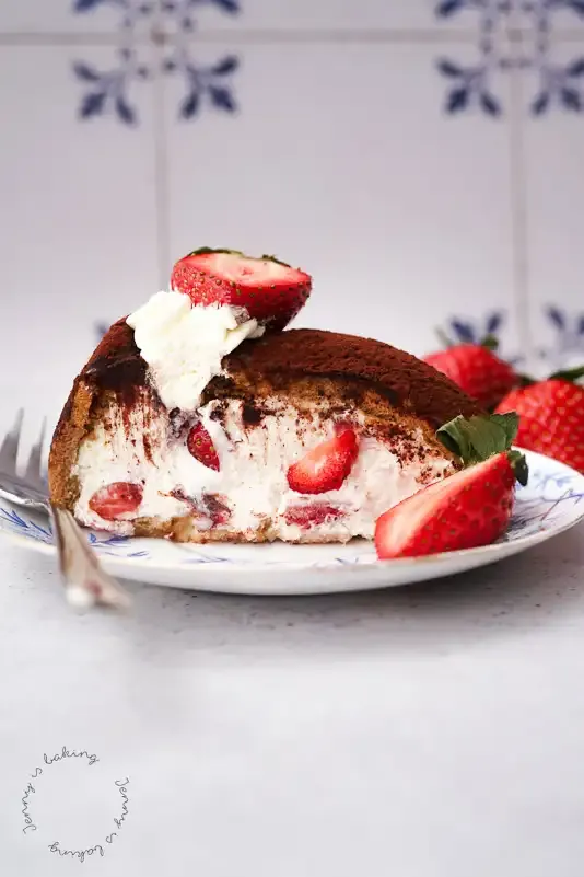 Erdbeer-Tiramisu-Rolle ohne Backen und Ei