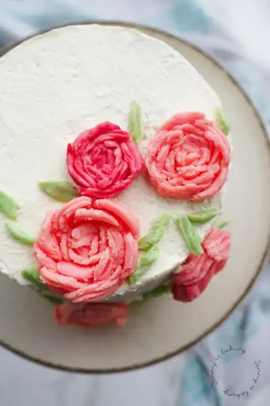 Erdbeer-Vanille-Torte mit Rosen und zarter Buttercreme-Deko