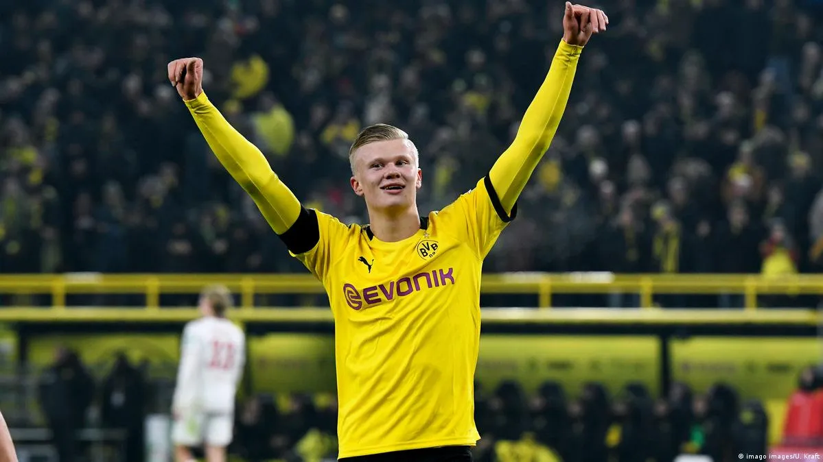Erling Haaland bejubelt sein Tor für Borussia Dortmund vor der Südtribüne