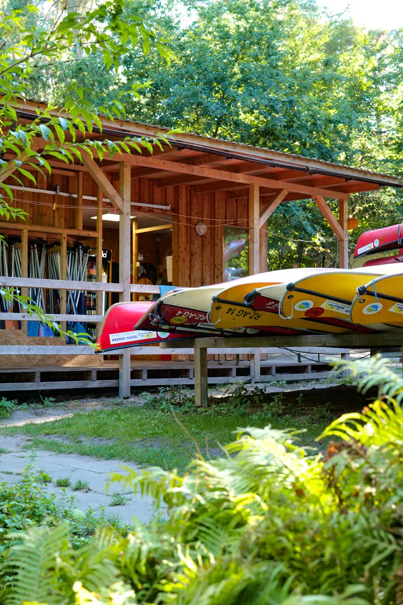 Farbenfrohe Tipis auf dem Campingplatz im Schaalsee-Camp