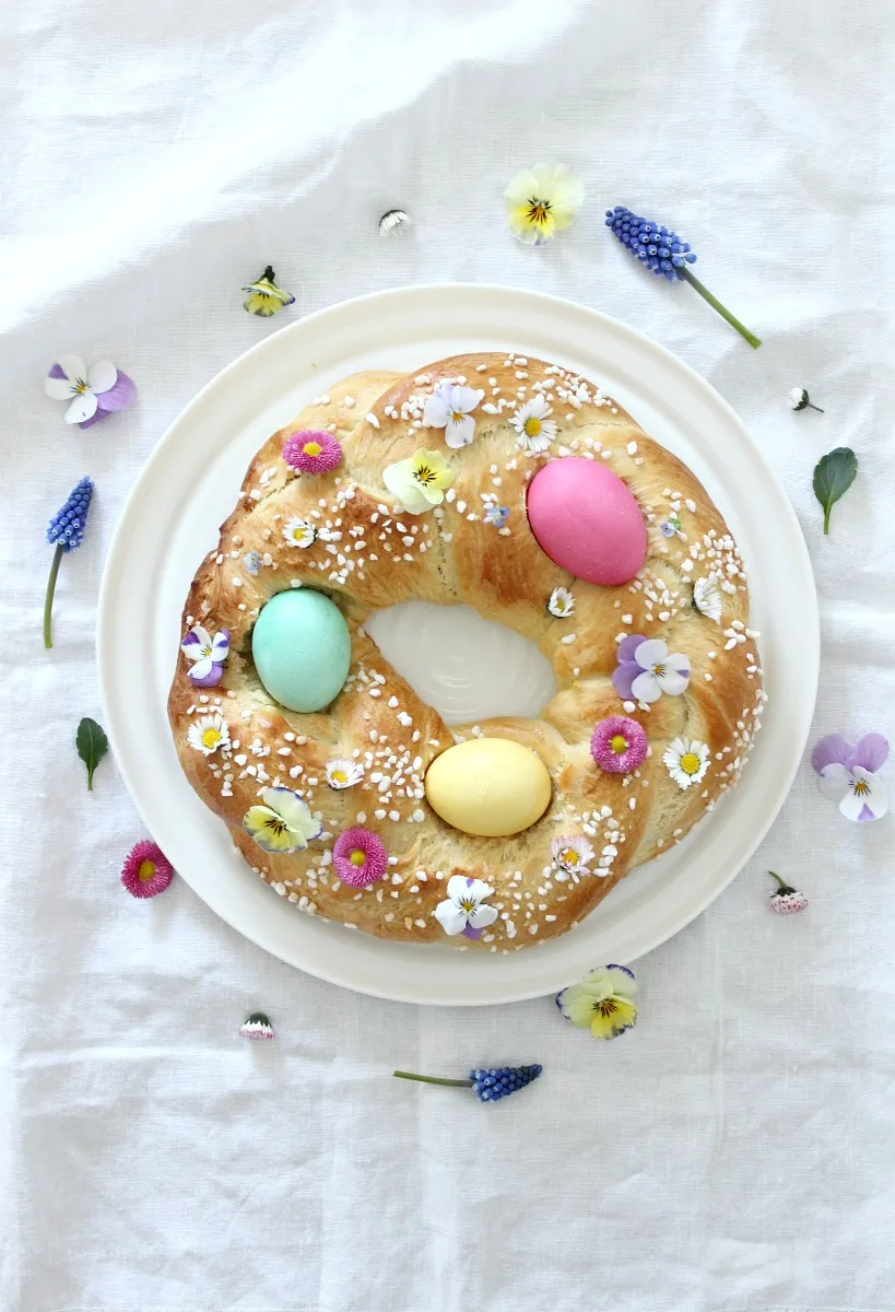 Farbiger Osterkranz aus Hefegebäck mit Ostereiern