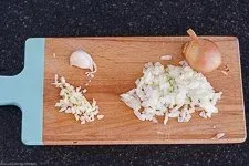 Fein gewürfelte Zwiebel und Knoblauchzehen
