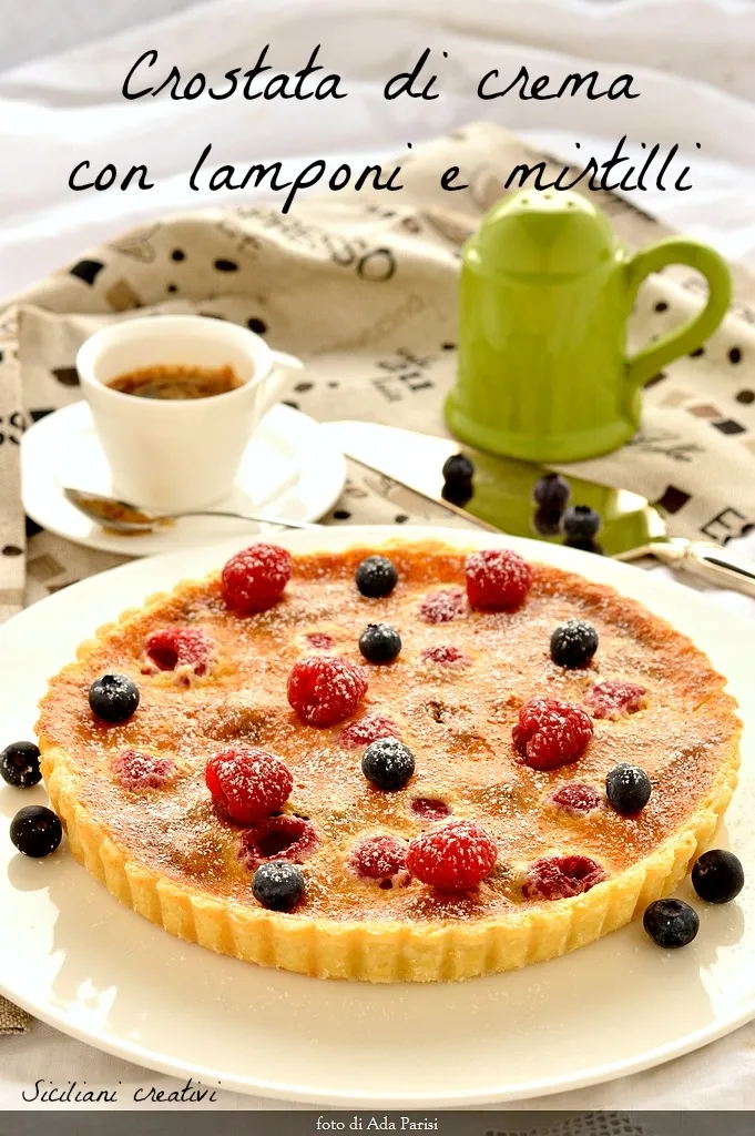 Fertig gebackene Beerentorte mit Puderzucker bestäubt