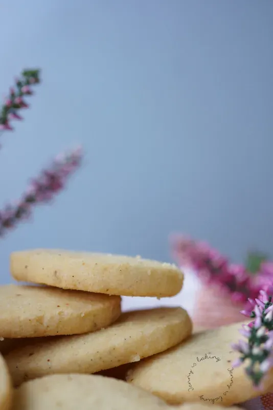 Fertig gebackene Heidesand Plätzchen auf einem Holzbrett