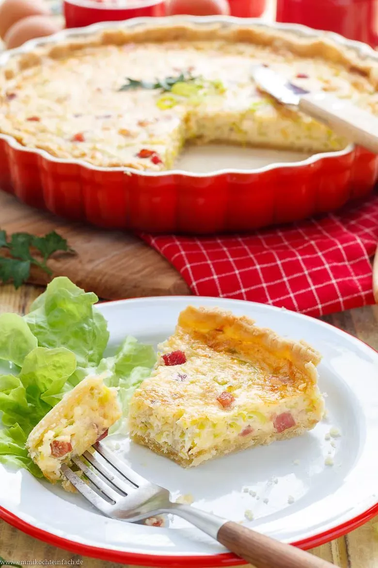 Fertige Quiche Lorraine in einer Quicheform