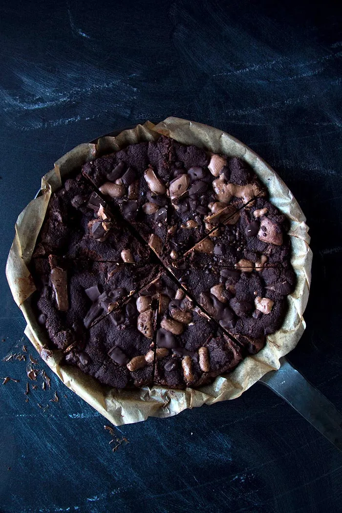 Fertiger Nutella Keks Kuchen, in einer gusseisernen Pfanne servierfertig