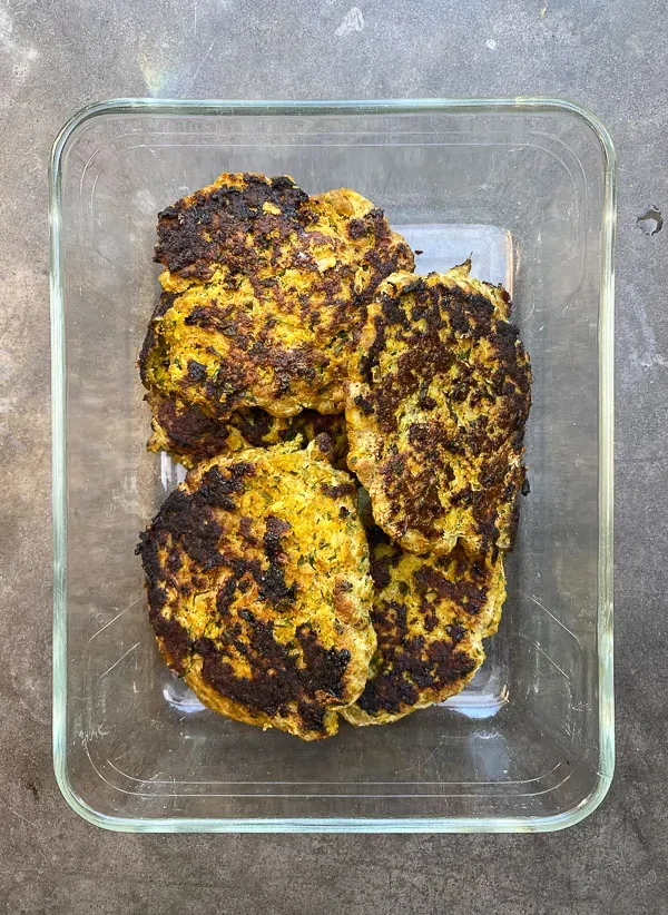 Fertiger Putenburger mit Salatblatt als Brötchenersatz