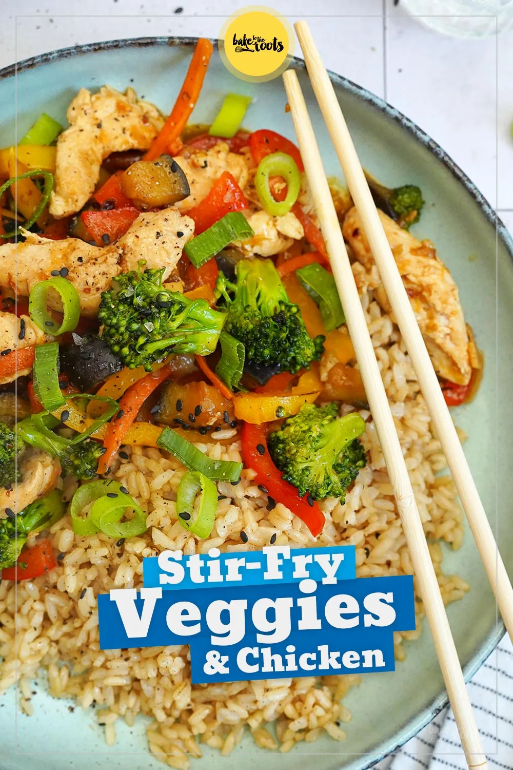 Fertiges Wok-Gericht mit Hühnchen und Gemüse, angerichtet in einer Schale