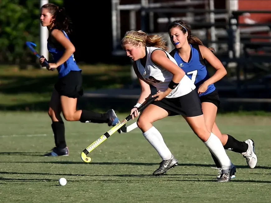 Frauen spielen Feldhockey
