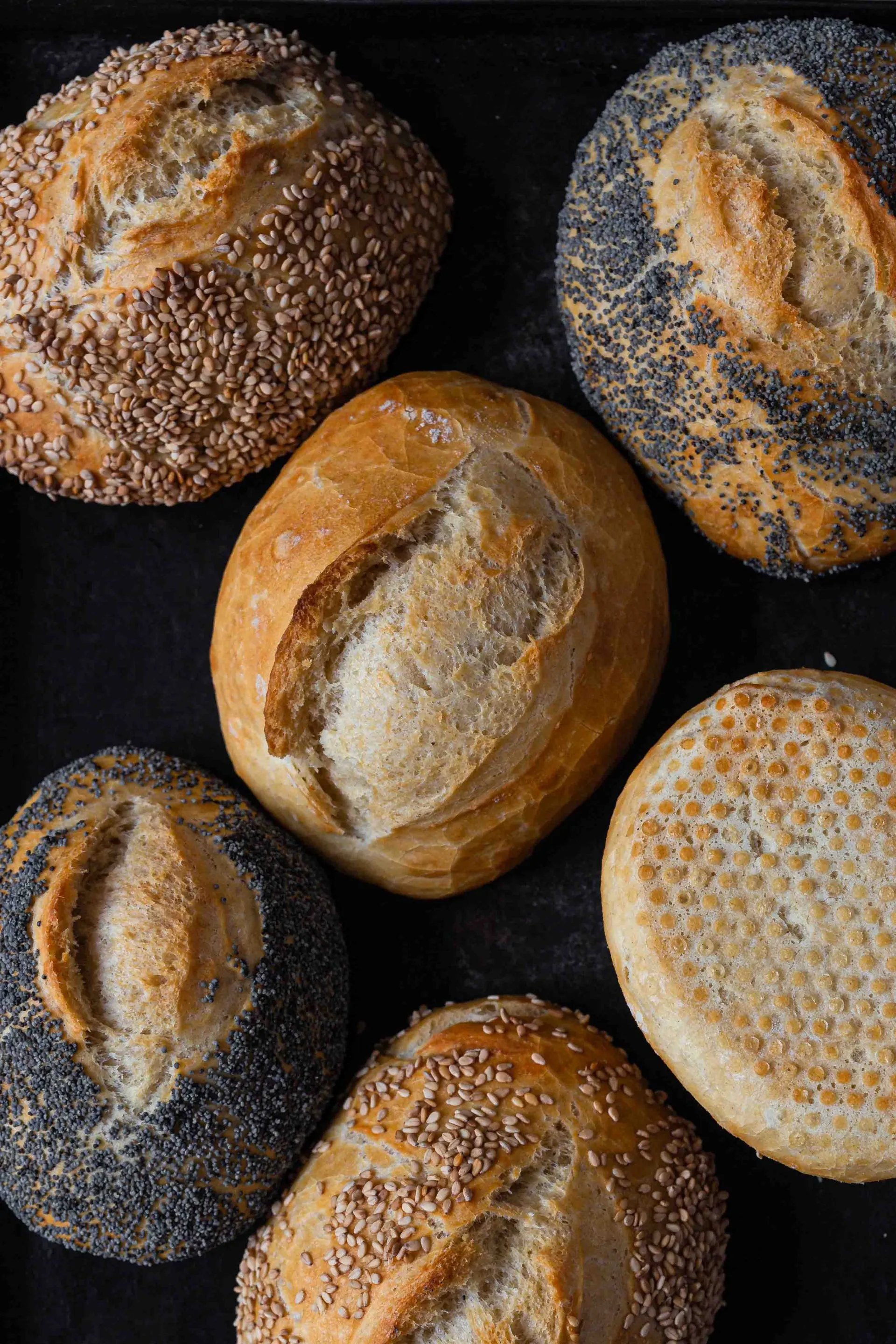 Frisch gebackene, schnelle Brötchen auf einem Backblech, perfekt für das Frühstück