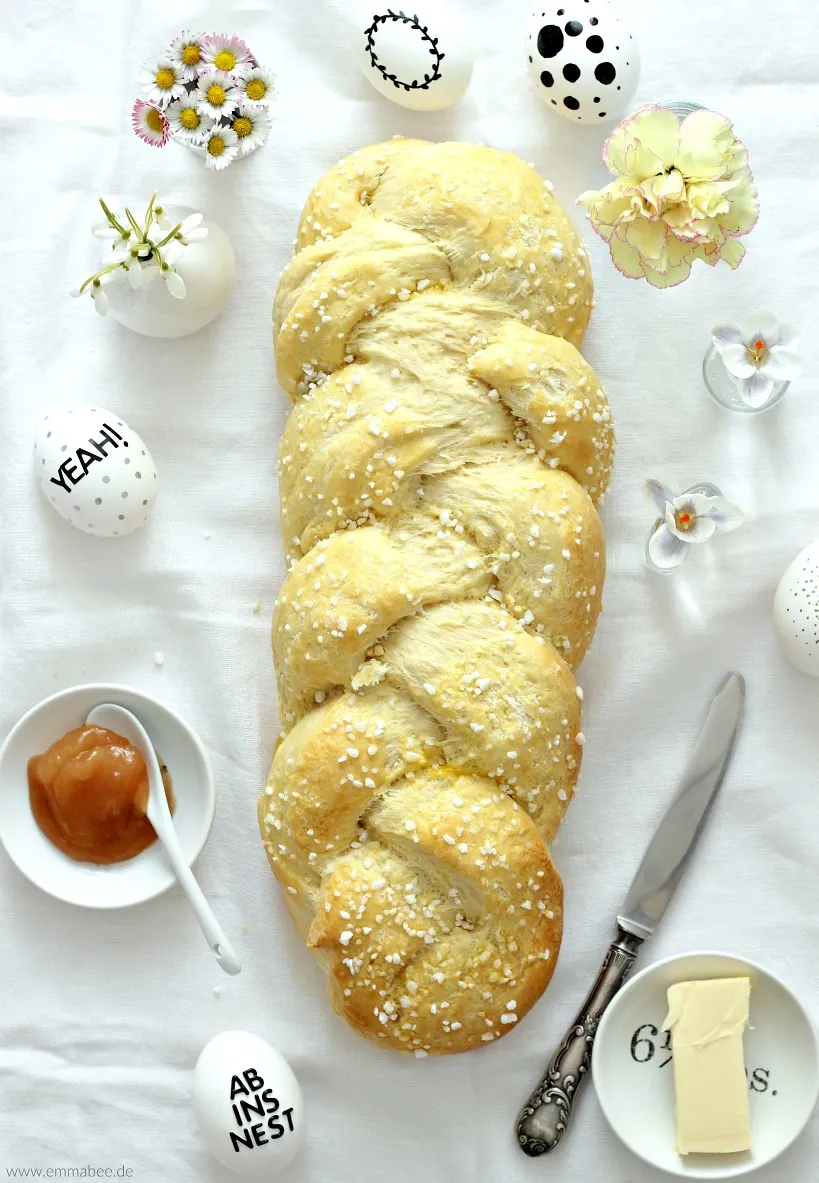 Frisch gebackener Hefezopf mit knusprigen Zuckerstreuseln
