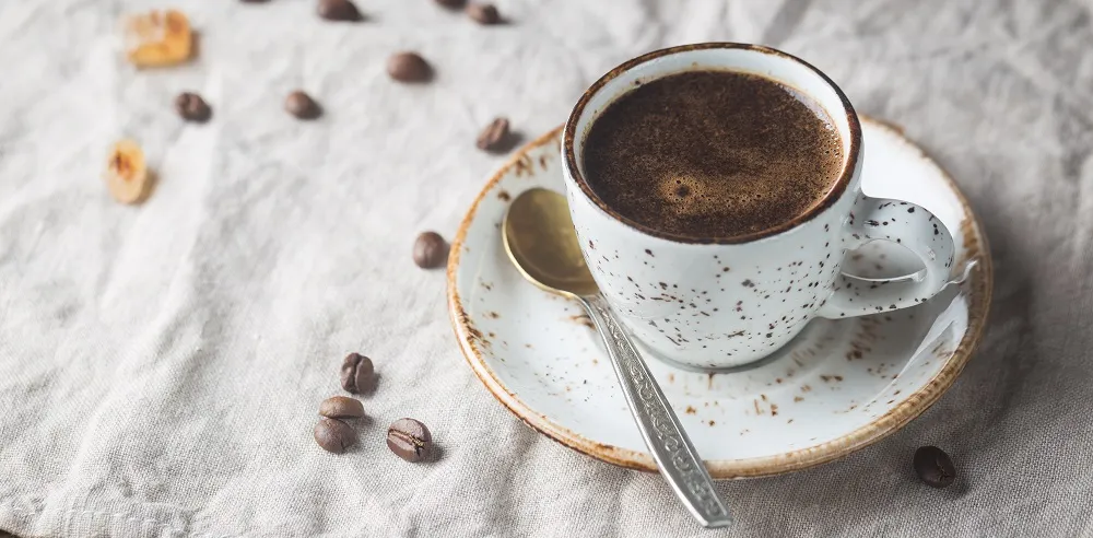 Frisch gebrühter Kaffee in einer Tasse