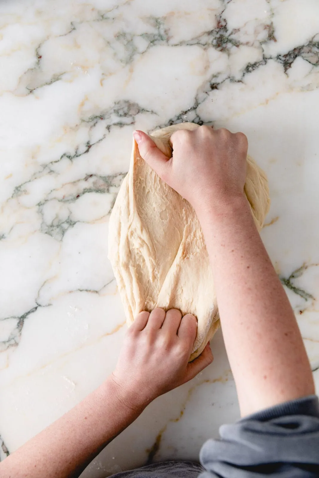 Frisch gekneteter Hefeteig, glatt und geschmeidig, bereit zum Gehen