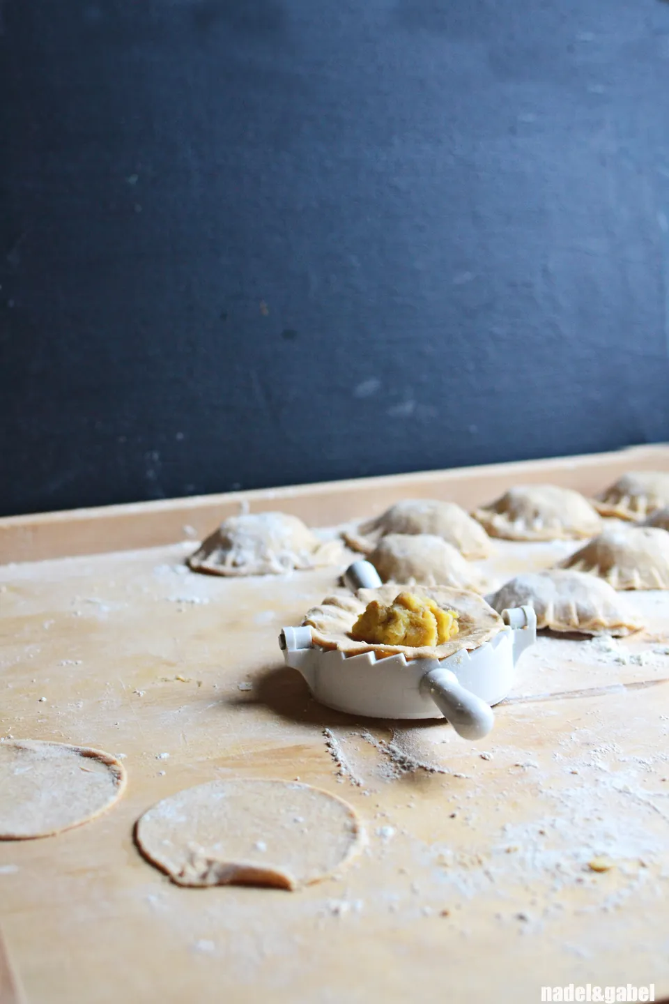 Frisch gekochte Pierogi warten darauf, serviert zu werden