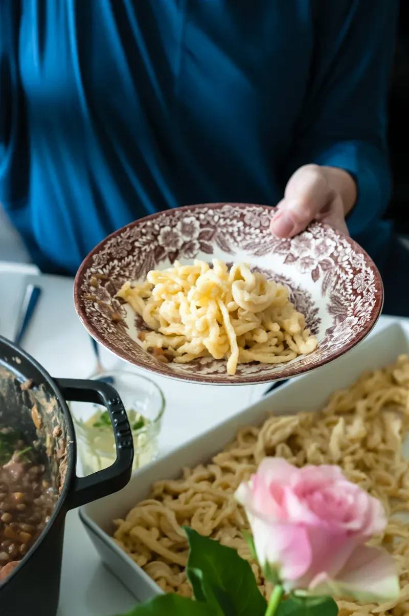 Frisch gemachte Spätzle auf einem Spätzlebrett