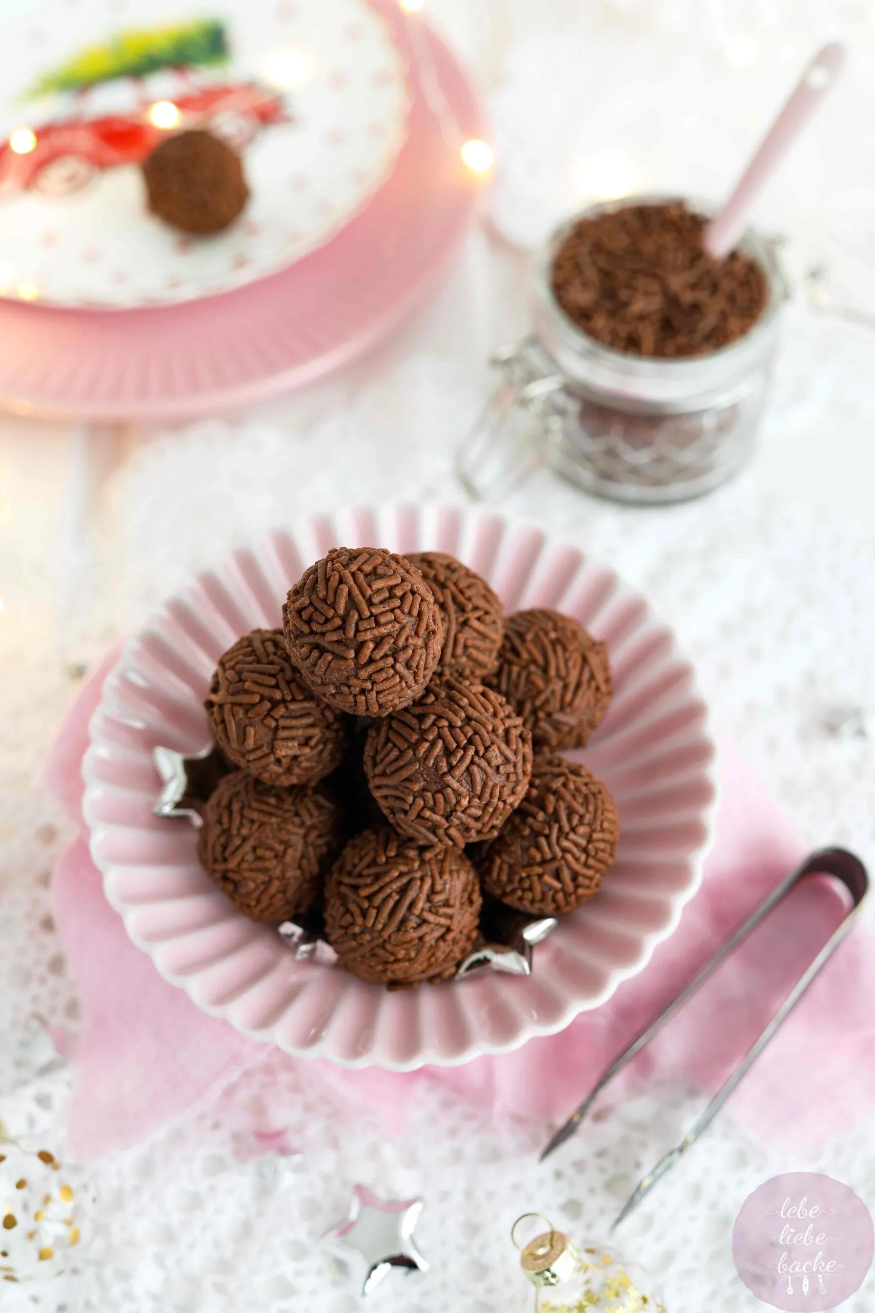 Frisch gerollte Rumkugeln in Schokostreuseln gewälzt