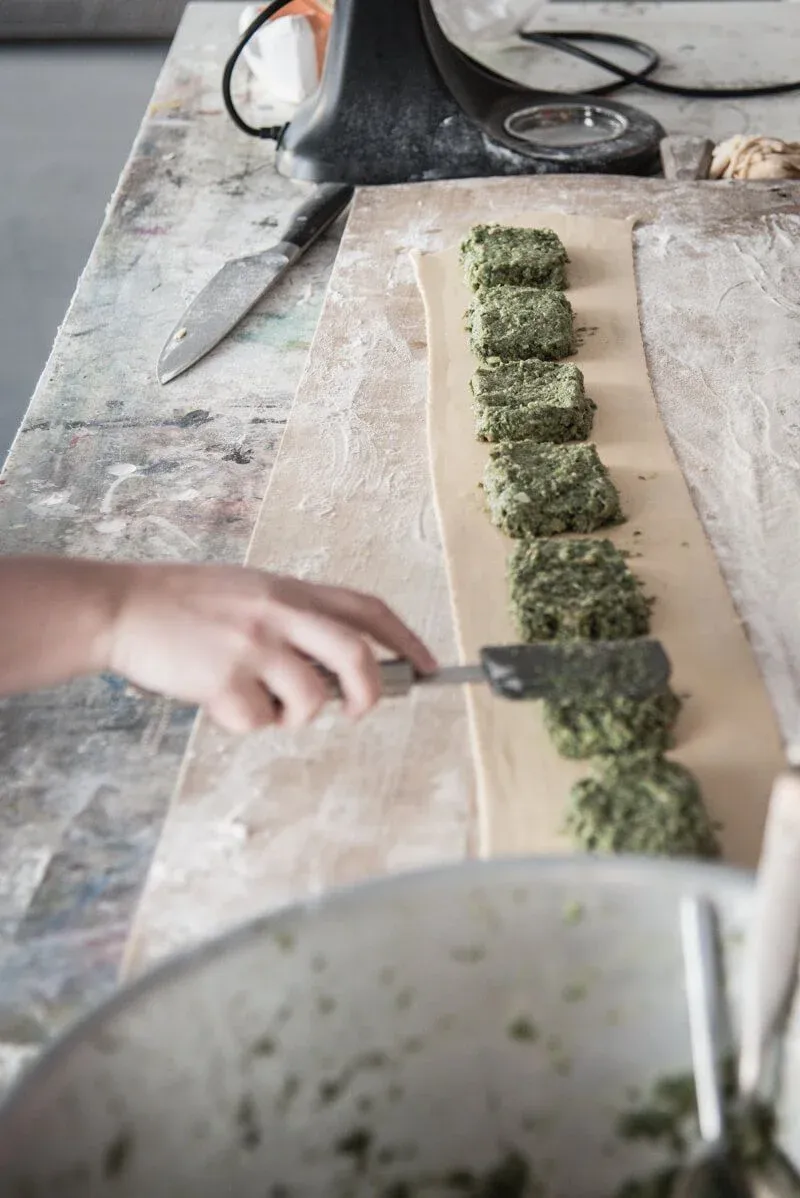 Frisch zubereitete Maultaschen auf einem Teller