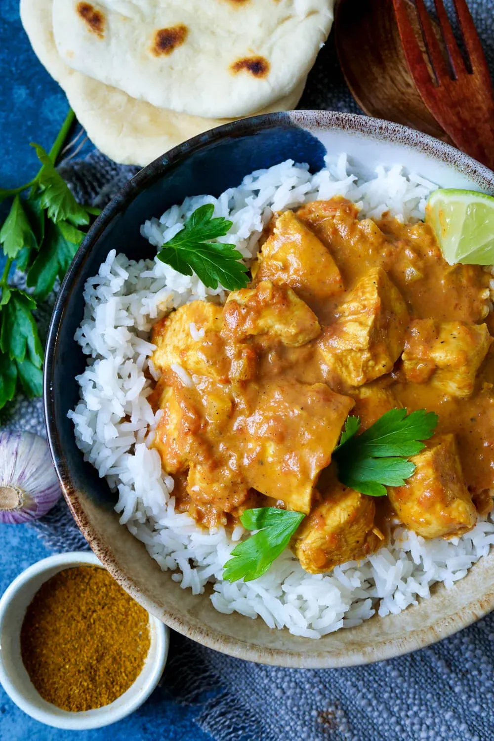 Frisch zubereitetes Hähnchen-Curry mit Gewürzen und Kokosmilch