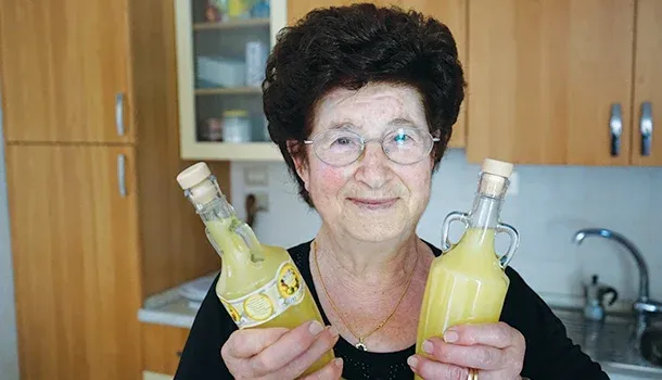 Frisch zubereitetes Limoncello in einer Karaffe mit Zitronenscheiben