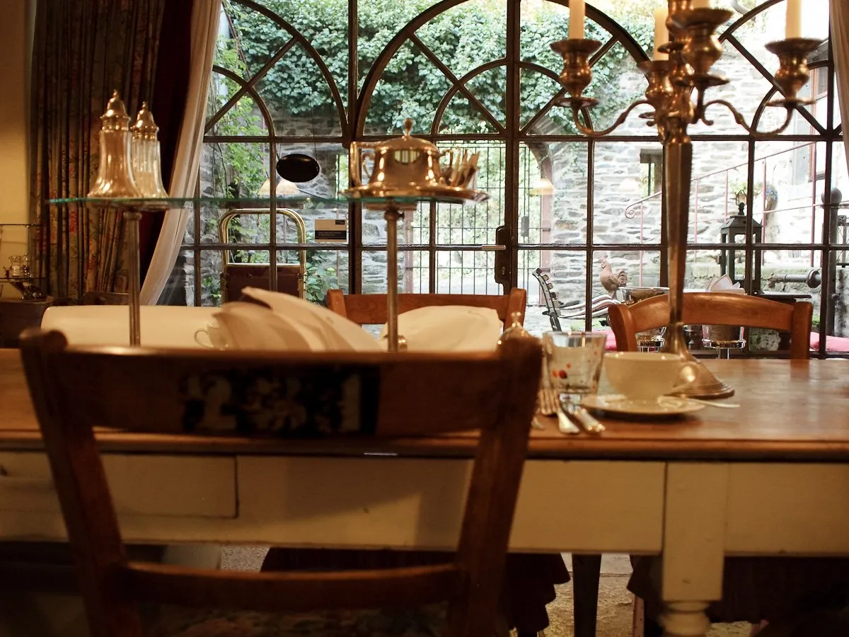 Frische Backwaren und regionale Produkte auf dem Frühstücksbuffet