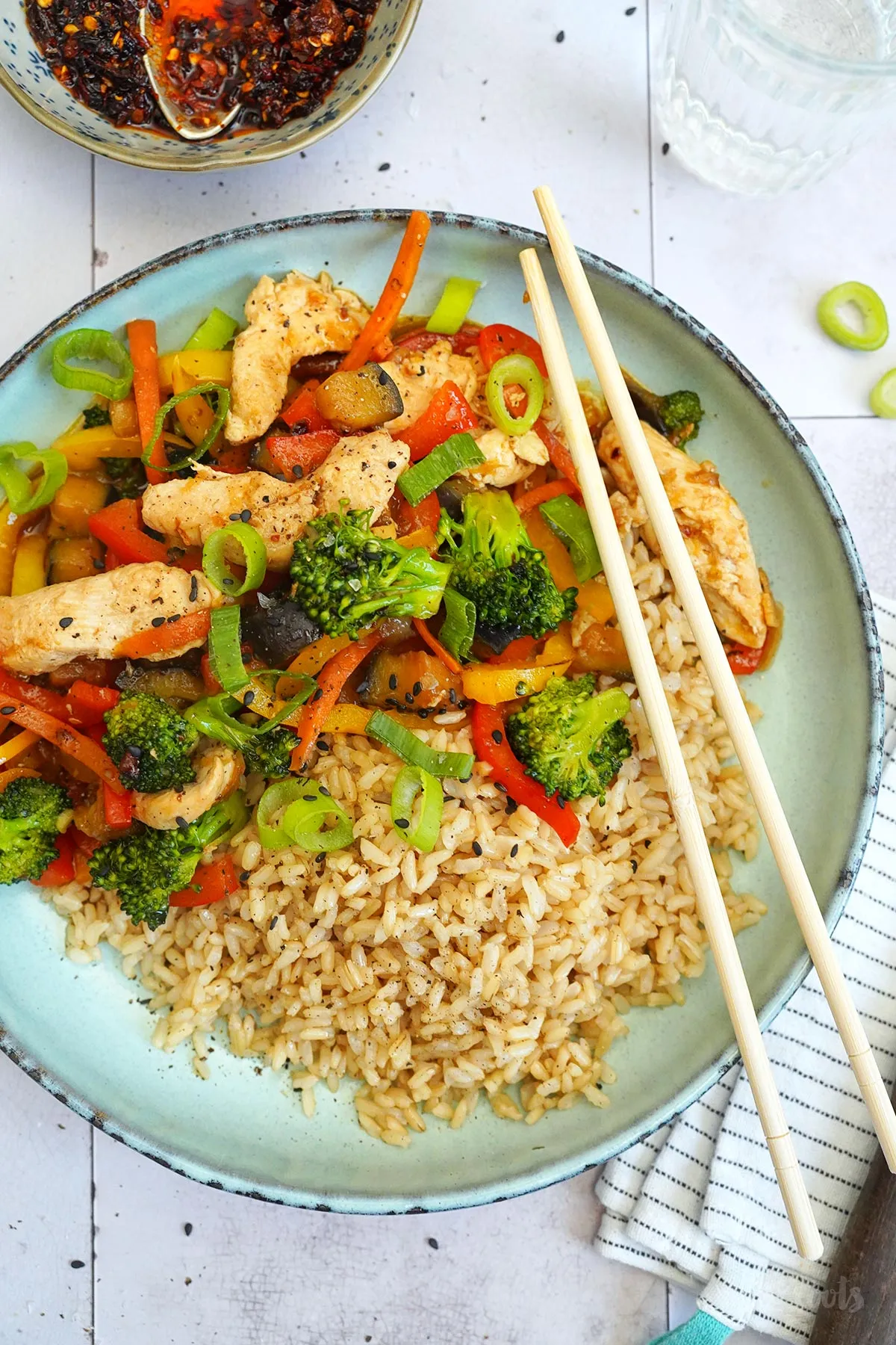 Frisches Wok-Gemüse mit Hühnchenbrust in einer Pfanne