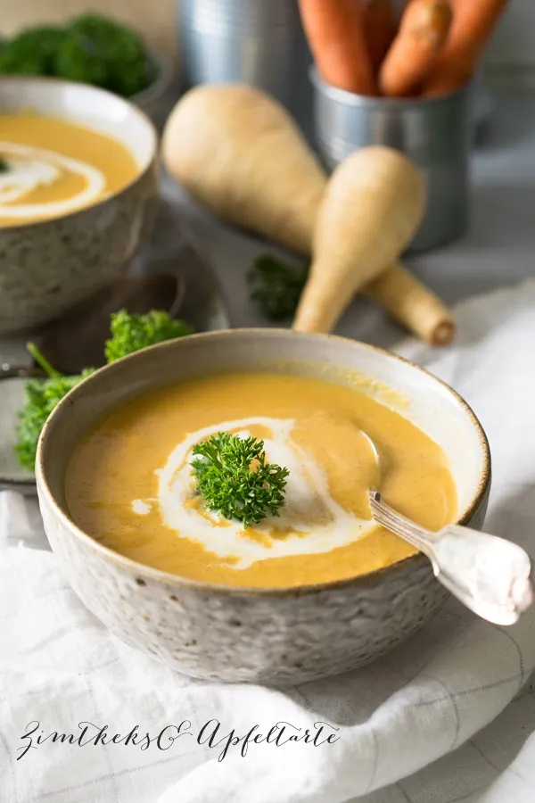 Fruchtige Wurzelgemüse-Suppe mit Apfel für das Osterfest