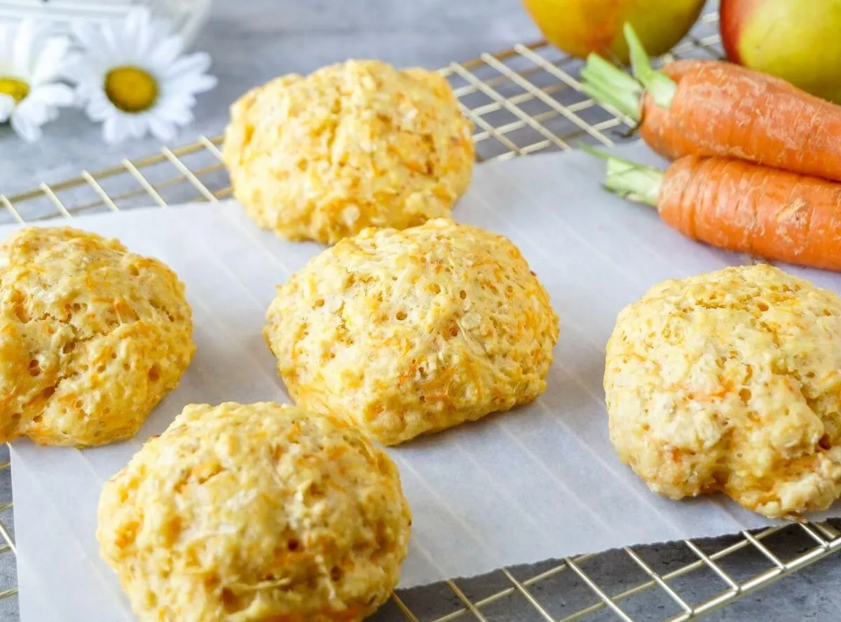 Frühlingsbrötchen mit Quark, Apfel & Möhre