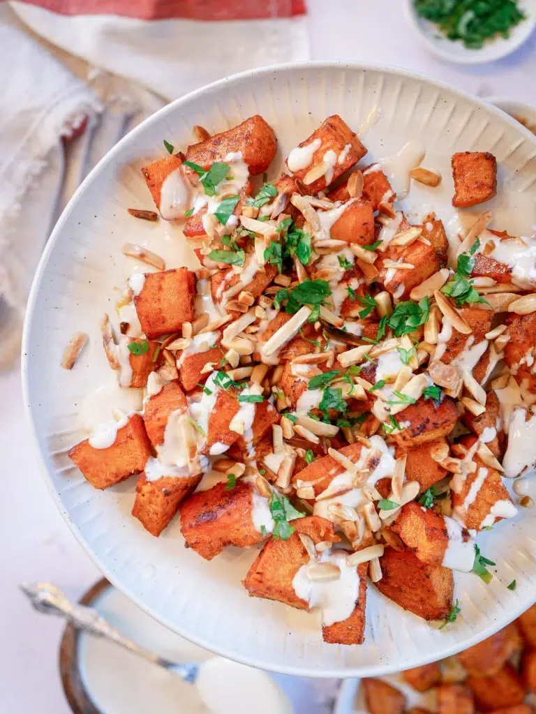Gebackene Süßkartoffeln mit cremigem Tahini-Dressing und Mandeln