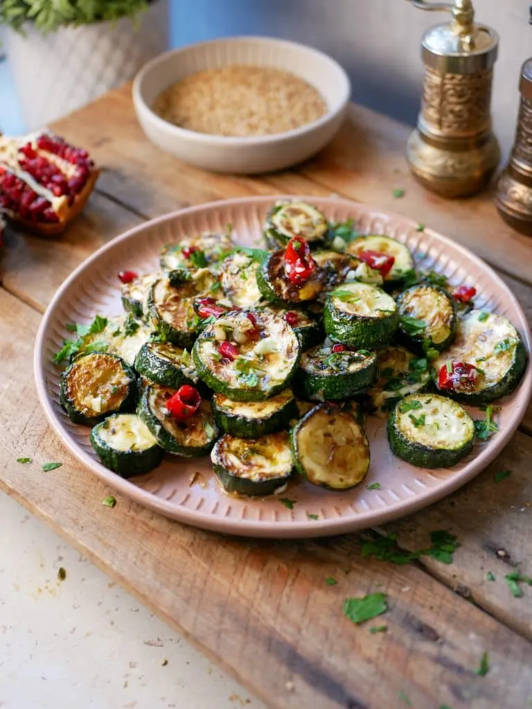 Gebackene Zucchini mit Knoblauch, Chili und Granatapfelkernen