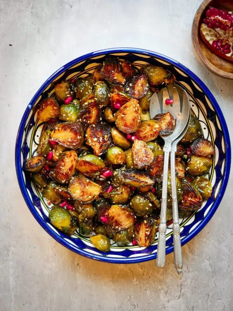 Gebackener Rosenkohl, goldbraun und mit Sesam bestreut