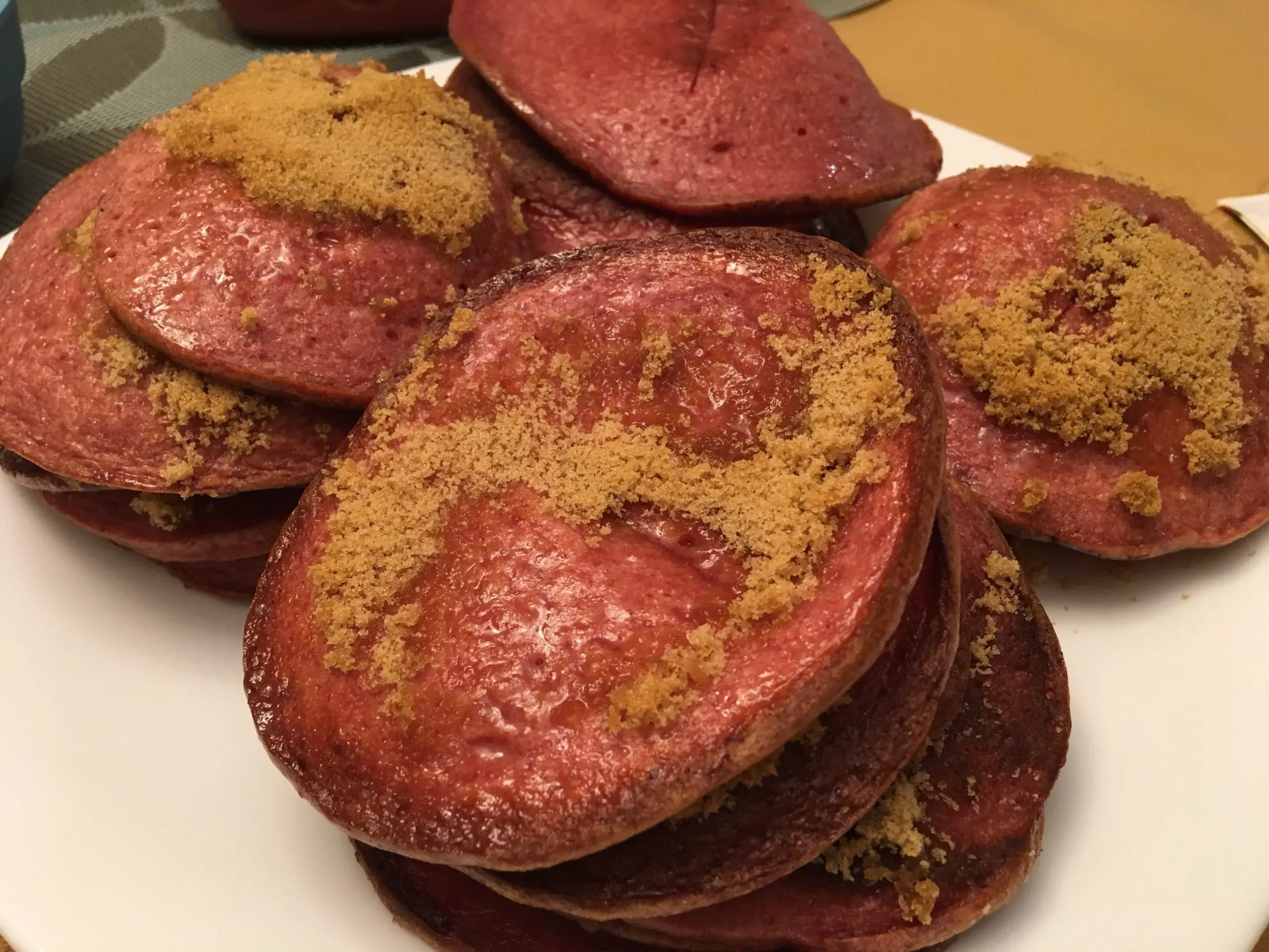 Gebratene Bologna mit braunem Zucker als Beilage