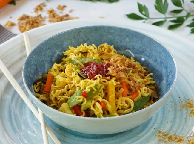 Gebratene chinesische Nudeln mit Gemüse