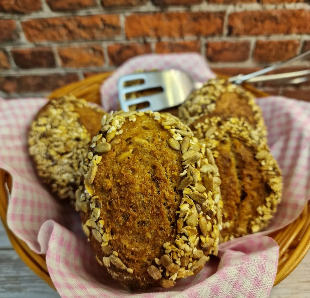 Geformtes Brot mit Saaten im Gärkörbchen, bereit zum Backen