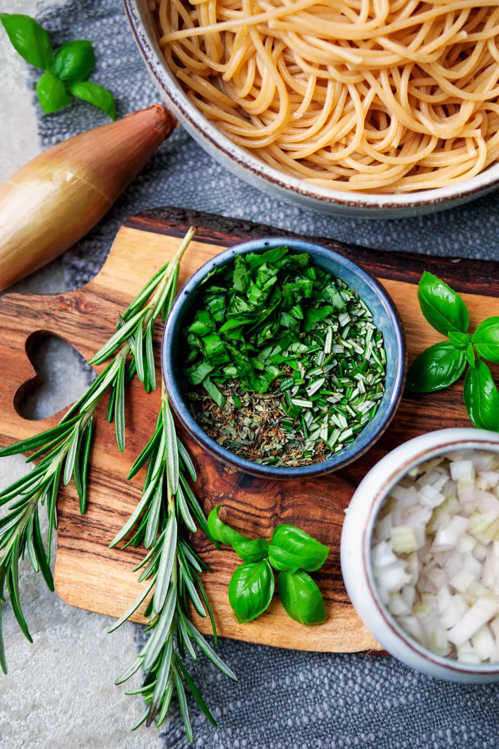 Gehackte Kräuter auf dem Holzbrett