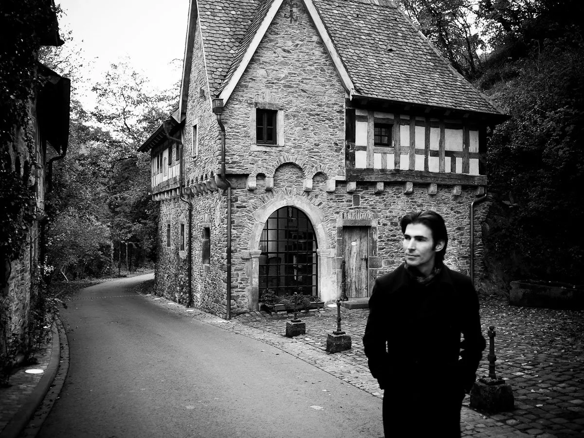 Gemütliche Ecke mit Kamin und bequemen Sesseln