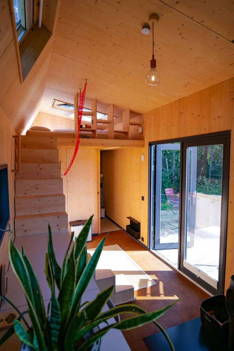 Gemütliche Schlafnische im Green Tiny House mit Blick auf den Sternenhimmel