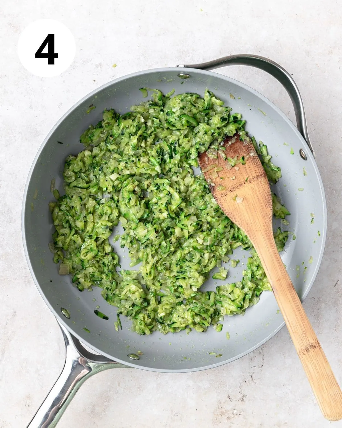 Geriebene Zucchini nach dem Kochen.