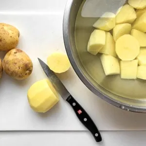 Geschälte und gewürfelte Kartoffeln bereit zum Vorkochen